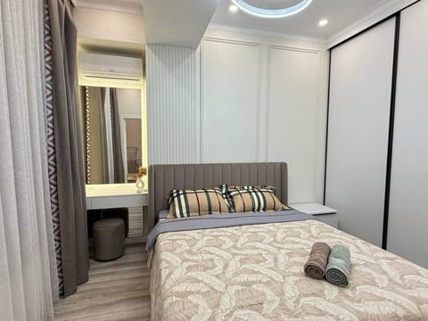 Bed, towels, wardrobe