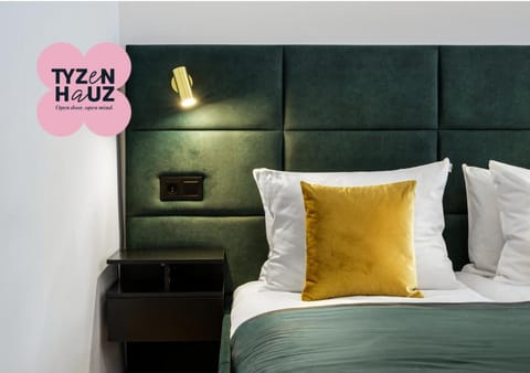 Bed, Photo of the whole room, Logo/Certificate/Sign, Bedroom