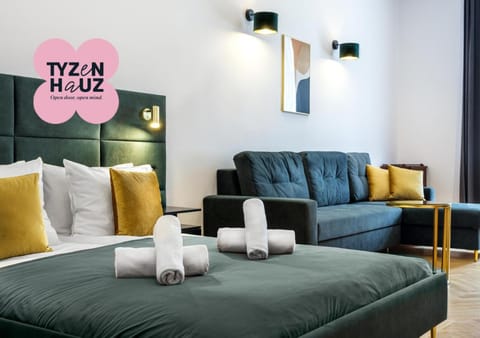 Bed, Living room, Photo of the whole room, Seating area, Bedroom