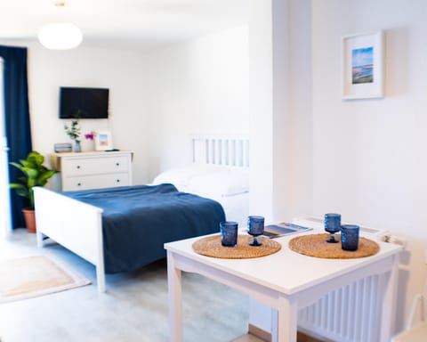 Bed, TV and multimedia, Photo of the whole room, Seating area