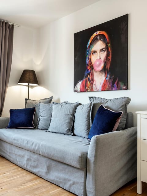 Day, Living room, Photo of the whole room, Decorative detail, Seating area, internet