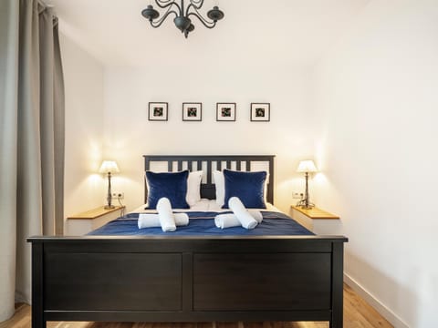 Bed, Day, Photo of the whole room, Decorative detail, Bedroom, internet, towels