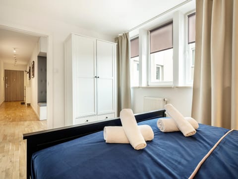 Bed, Day, Decorative detail, Bedroom, internet, locker, towels, wardrobe