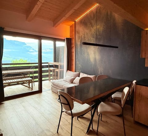 Natural landscape, View (from property/room), Balcony/Terrace, Living room, Photo of the whole room, Seating area, Mountain view