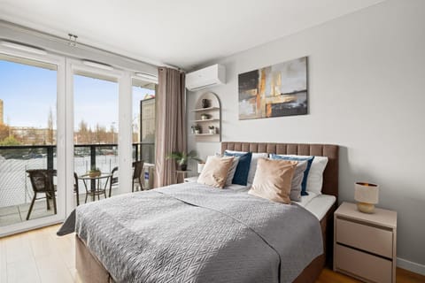 Bed, Balcony/Terrace, Seating area, air conditioner