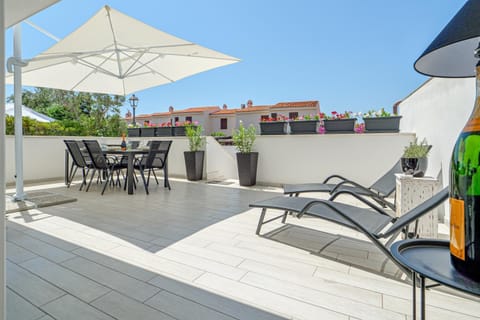 Property building, Balcony/Terrace, Living room