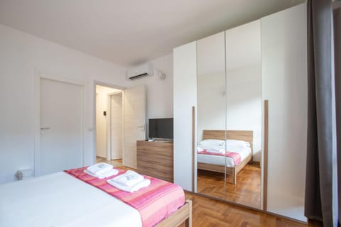 Bed, TV and multimedia, wardrobe