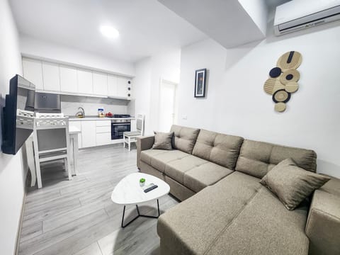 TV and multimedia, Kitchen or kitchenette, Living room, Seating area, Dining area, oven