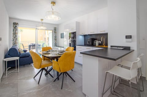 Kitchen or kitchenette, Living room, Seating area, Dining area, stove