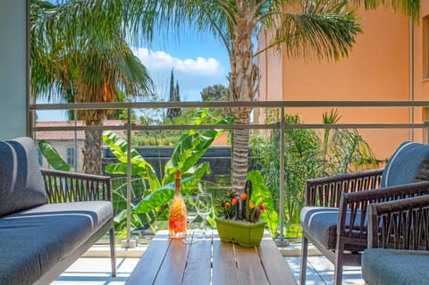 Patio, Day, Garden, View (from property/room), Balcony/Terrace, Living room, Seating area, Dining area, Garden view