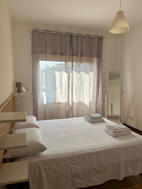 Bedroom, towels