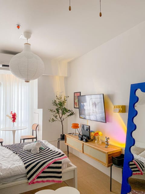 Bed, TV and multimedia, Photo of the whole room, Bedroom