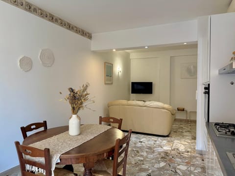 TV and multimedia, Kitchen or kitchenette, Living room, Seating area, Dining area, Evening entertainment, oven