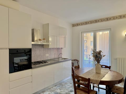 Kitchen or kitchenette, Dining area, dishwasher, oven, pet friendly, stove