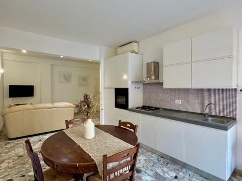 TV and multimedia, Kitchen or kitchenette, Living room, Seating area, Dining area, pet friendly, stove