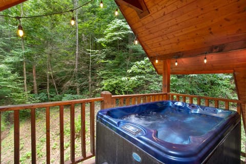 Tucked Inn Hot Tub Grill Fireplace MORE House in Pigeon Forge