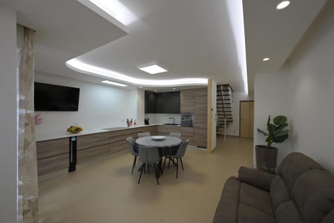 TV and multimedia, Living room, Seating area, Dining area