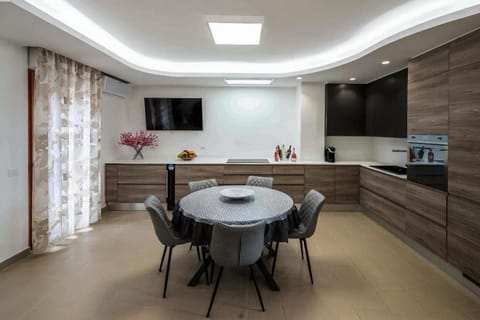 TV and multimedia, Kitchen or kitchenette, Dining area