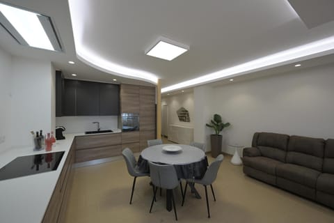 Kitchen or kitchenette, Living room, Seating area, Dining area
