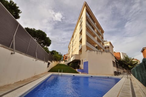 Property building, Day, Pool view, Swimming pool