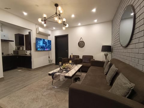 TV and multimedia, Kitchen or kitchenette, Living room, Seating area