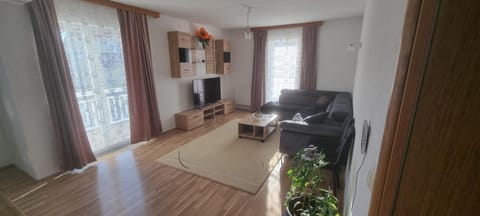 Communal lounge/ TV room, TV and multimedia, Living room, Seating area