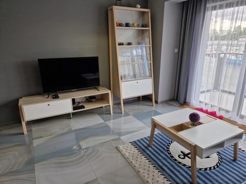 TV and multimedia, Living room, Seating area, Evening entertainment