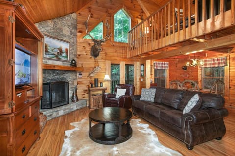 Jeremiahs Lodge Pet Friendly Grill Fireplace MORE House in Pigeon Forge