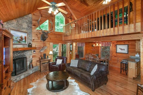Jeremiahs Lodge Pet Friendly Grill Fireplace MORE House in Pigeon Forge