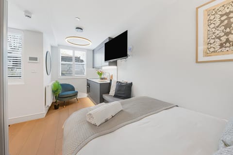 Bed, TV and multimedia, Photo of the whole room