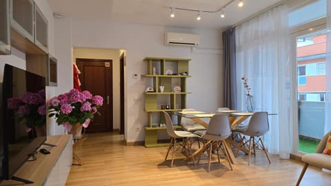 TV and multimedia, Living room, Seating area, Dining area, air conditioner