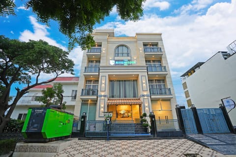Property building, Facade/entrance, Day