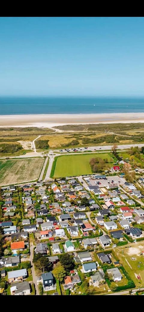 Strandhuisje Anna dicht bij de zee Chalet in Ouddorp