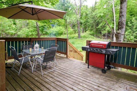 Modern Cabin Retreat with Patio & Outdoor Firepit Cabin in Ottawa