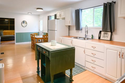 Modern Cabin Retreat with Patio & Outdoor Firepit Cabin in Ottawa