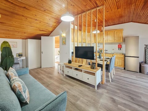 Communal lounge/ TV room, TV and multimedia, Living room, Seating area, Evening entertainment