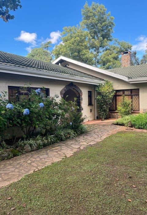 Property building, Facade/entrance, Day, Garden, Garden, Garden view