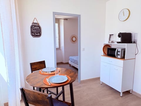 Coffee/tea facilities, Kitchen or kitchenette, Dining area