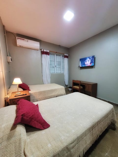 Bed, TV and multimedia, Photo of the whole room, Bedroom, air conditioner