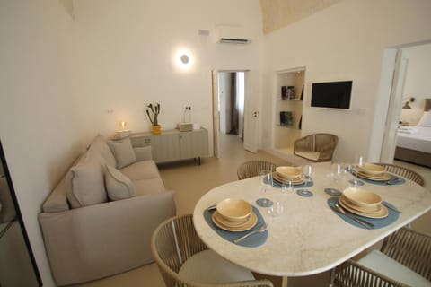 TV and multimedia, Living room, Photo of the whole room, Seating area, Dining area