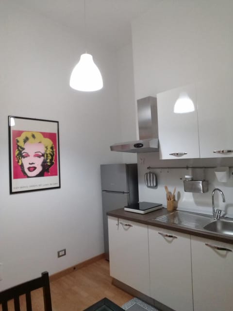 Coffee/tea facilities, Kitchen or kitchenette, Dining area, stove