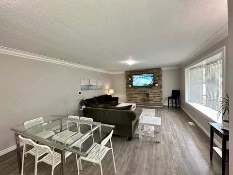 TV and multimedia, Living room, Seating area, Dining area