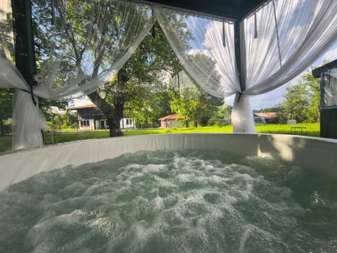 Day, Natural landscape, Garden, Hot Tub, Garden view