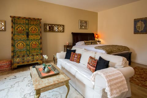 Bed, Living room, Decorative detail, Seating area, Bedroom