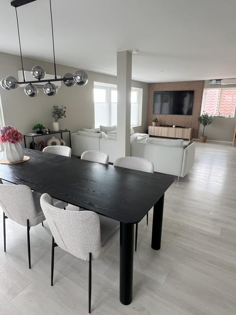 Communal lounge/ TV room, TV and multimedia, Kitchen or kitchenette, Living room, Seating area, Dining area, Evening entertainment