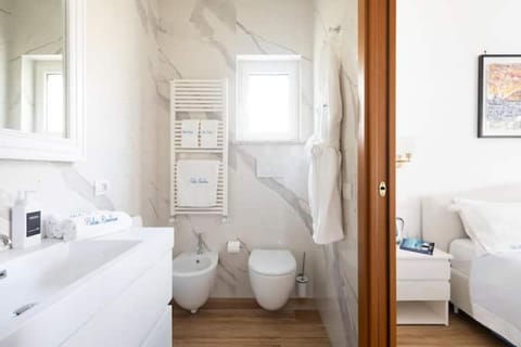 Toilet, Bed, Bathroom, Bedroom, bidet, towels