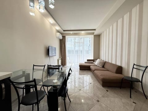 TV and multimedia, Living room, Seating area, Dining area
