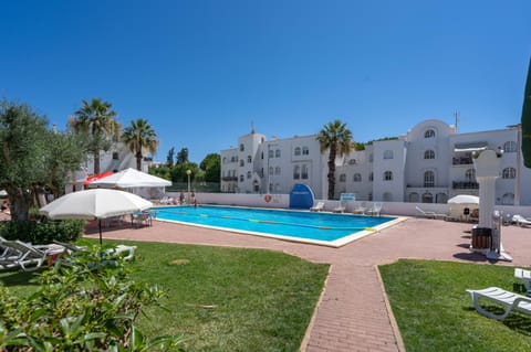 Property building, Garden, Garden view, Pool view, Swimming pool, sunbed