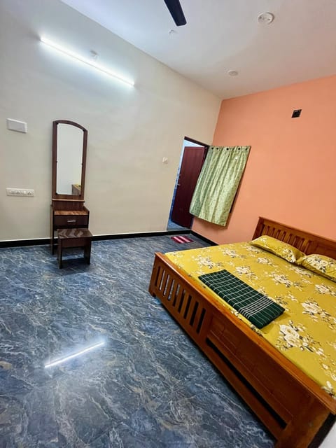 Photo of the whole room, Bedroom, wardrobe
