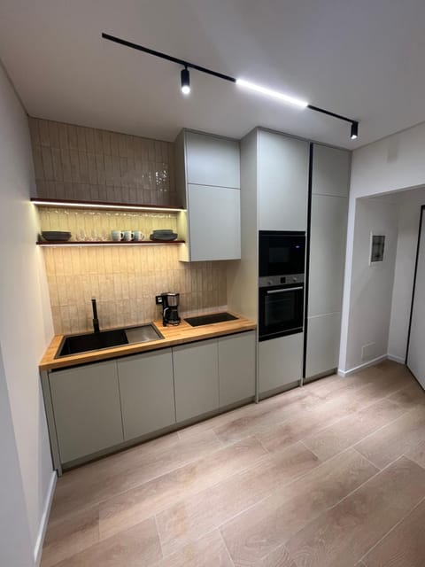 Coffee/tea facilities, Kitchen or kitchenette, dishwasher, oven, stove